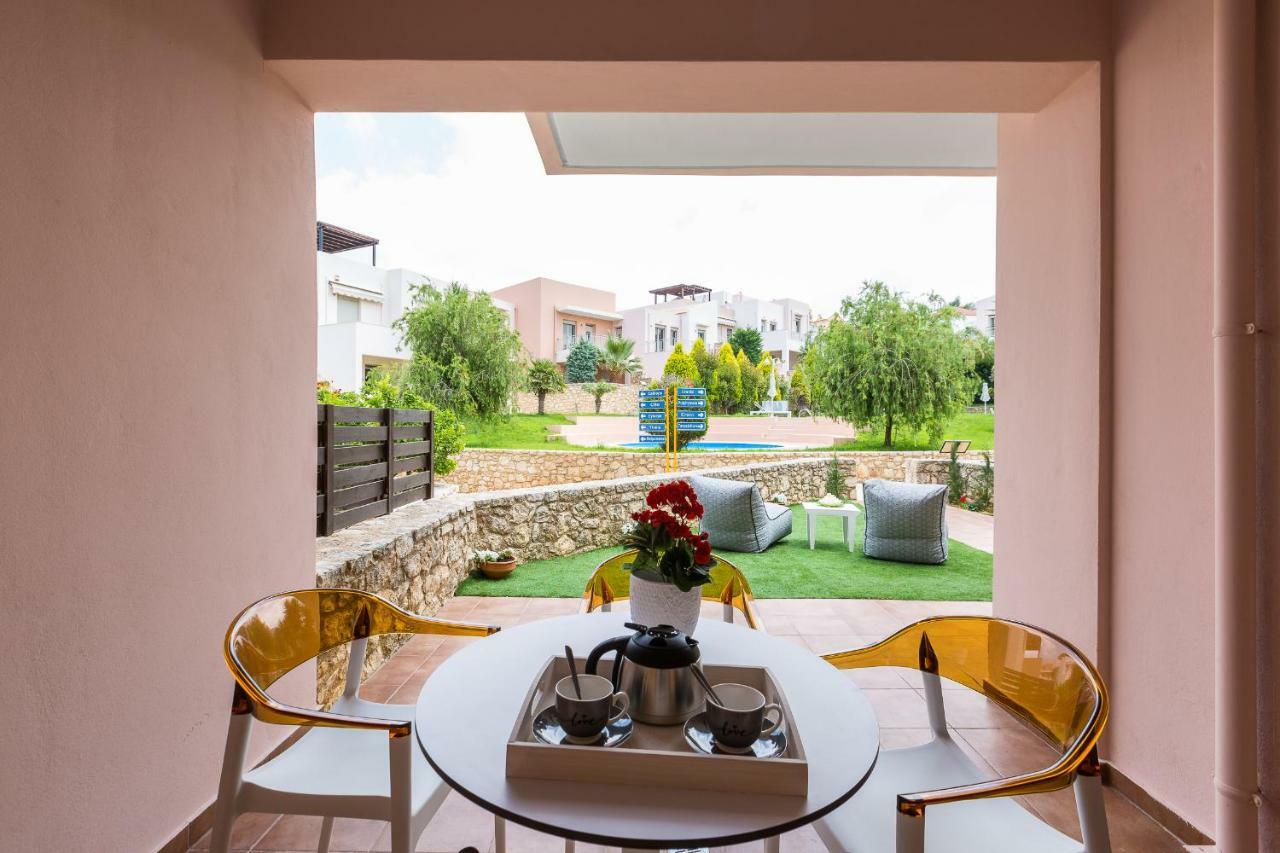 Вилла Chris House Лутра Экстерьер фото